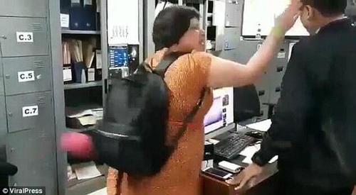 女子逾期逗留巴厘岛被罚 扇移民局人员:不是你花钱