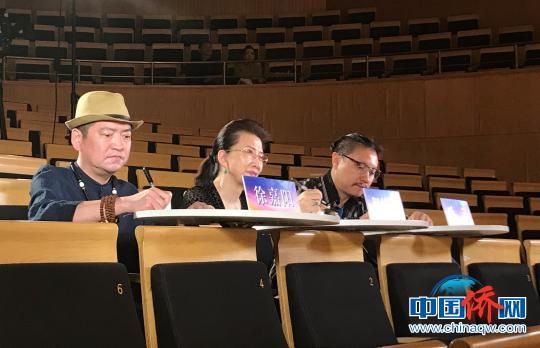 图为选手演唱同时，评委记录选手表现，为选手打分。评委由左至右依次为徐嘉阳、程桂兰、叶谦 周欣嫒 摄