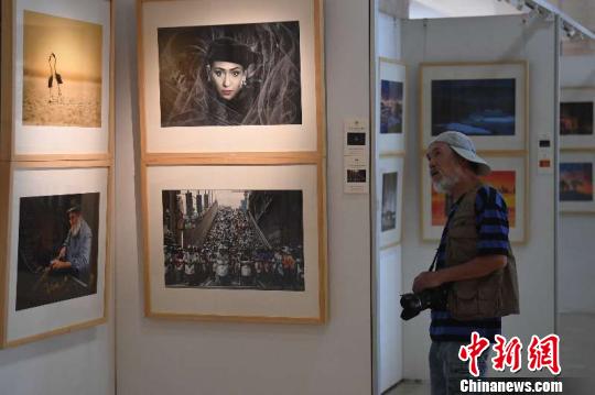 摄影爱好者前来观展。额丽其格 摄