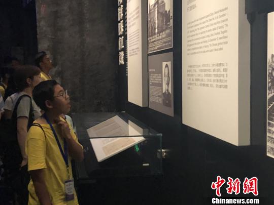 海外华裔青少年祭奠南京大屠杀遇难同胞