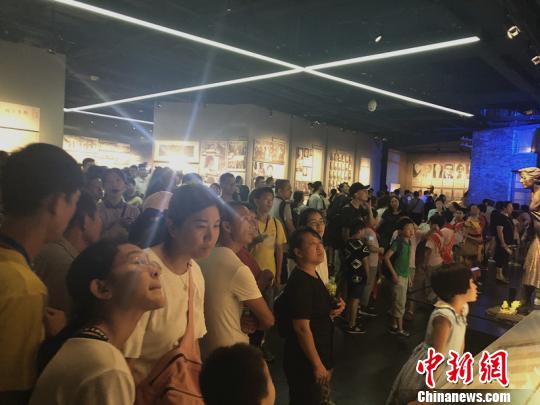 侵华日军南京大屠杀遇难同胞纪念馆的展厅内，参观人流往来不绝。杨颜慈 摄
