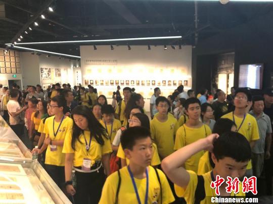 8月1日上午，2018海外华裔青少年“中国寻根之旅”夏令营南京营全体营员来到南京大屠杀遇难同胞纪念馆，祭奠遇难同胞。杨颜慈 摄