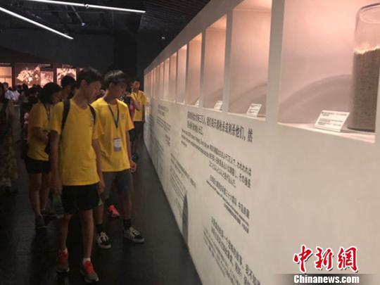 图为营员参观侵华日军南京大屠杀遇难同胞纪念馆。杨颜慈 摄