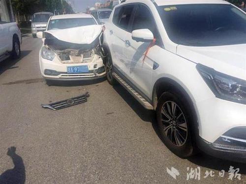 男子酒驾致3车相撞 扮成路人围观被识破a.jpg