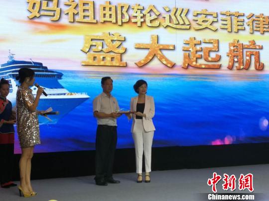 湄洲祖庙与邮轮公司互赠纪念品。 林群华 摄 湄洲祖庙与邮轮公司互赠纪念品。 林群华 摄