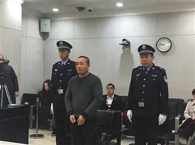 　2017年11月7日，丁某强在北京市二中院法庭受审。