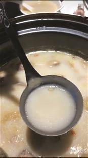 图为：顾客留存的视频可见异物