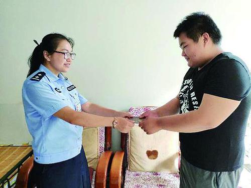 小伙父母离异后双双失联 18年无户口保姆将他养大