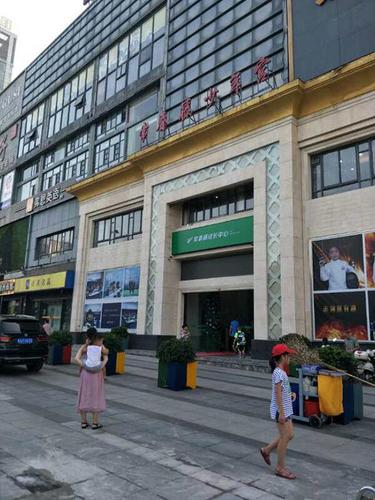 少年宫幼教班老师穿鞋踩学生脸 警方现已介入调查