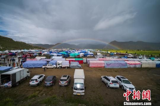 西藏山南744年历史打隆物交会助力民众增收致富