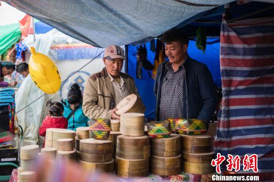 图为当地民众在物交会上的一家不丹进口商店挑选商品。何蓬磊 摄
