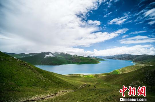 图为位于浪卡子县的西藏“三大圣湖”之一的羊卓雍错。何蓬磊 摄
