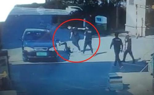 小区业主没门卡想开车进小区 遭保安暴打进医院