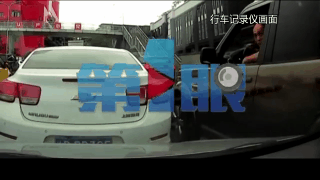 路虎司机向他人竖中指后追尾 后车司机发魔性笑声