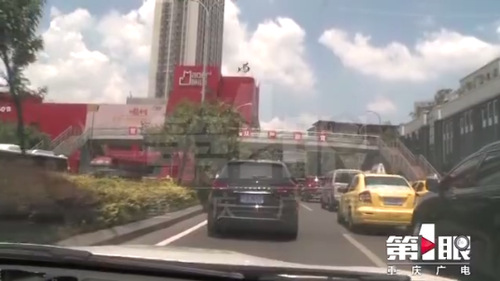 路虎司机向他人竖中指后追尾 后车司机发魔性笑声