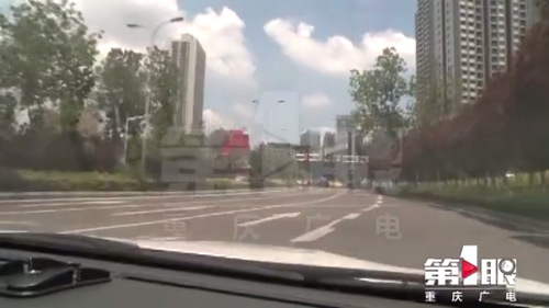 路虎司机向他人竖中指后追尾 后车司机发魔性笑声