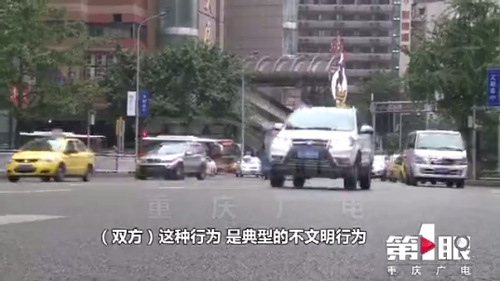 路虎司机向他人竖中指后追尾 后车司机发魔性笑声