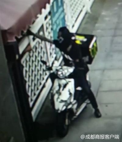 男子借口问路向保安狂喷催泪瓦斯 或是恶意报复