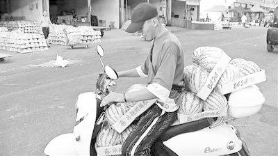 李恩慧准备给用户送西瓜 点击进入下一页