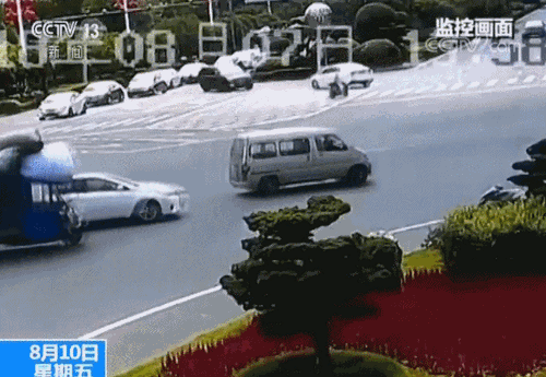 男子无证醉驾连撞多车后弃车逃跑 1人受伤5车受损