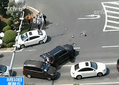 男子无证醉驾连撞多车后弃车逃跑 1人受伤5车受损