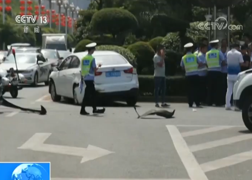 男子无证醉驾连撞多车后弃车逃跑 1人受伤5车受损