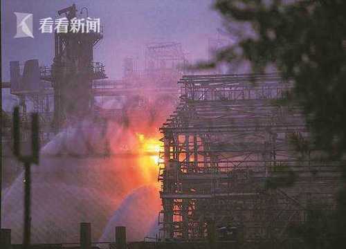 印度炼油厂爆炸逾40伤 大火扑面而来瞬间将人吞噬