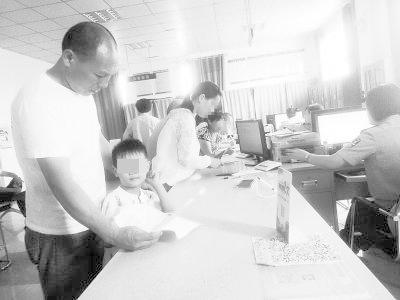 司东伟(左)。图片来源：大河报