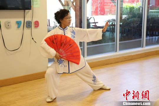 太极扇表演。　樊南 摄