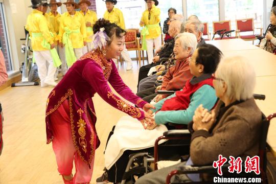 演员与老人们互动。　樊南 摄