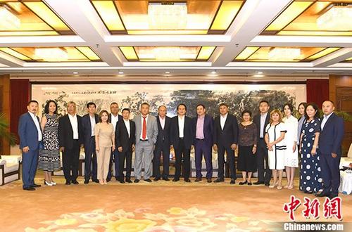 8月13日,中央统战部副部长谭天星在北京会见哈萨克斯坦华侨华人代表团。 中新社记者 张勤 摄 8月13日,中央统战部副部长谭天星在北京会见哈萨克斯坦华侨华人代表团。 中新社记者 张勤 摄