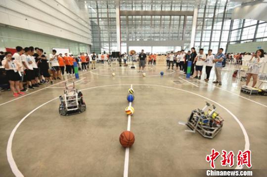 机器人对抗赛。 陈倩 摄 机器人对抗赛。 陈倩 摄