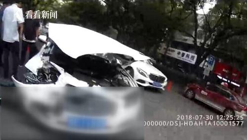 男子开车遭后座哈士奇咬衣服 回头打狗追尾公交车