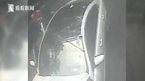 男子开车遭后座哈士奇咬衣服 回头打狗追尾公交车