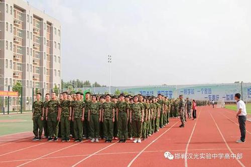 河北一无资质民办高中已开学军训 教育局:正在调查