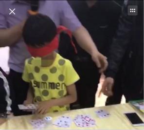该机构展示出孩子蒙眼识物的教学成果 受访者供图