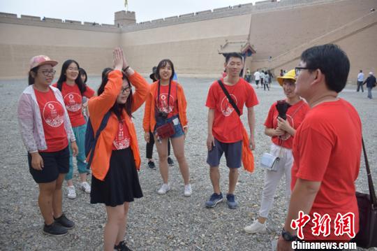 图为研习营成员在嘉峪关关城开展酷跑闯关活动。陈静瑶 摄
