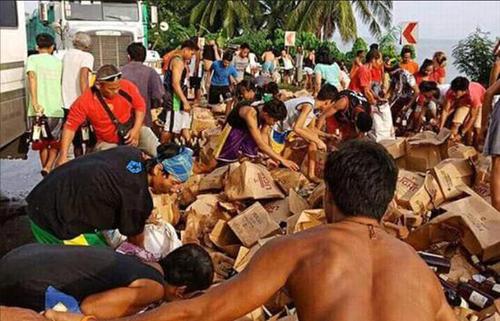 菲律宾一卡车侧翻 数百箱白兰地遭哄抢