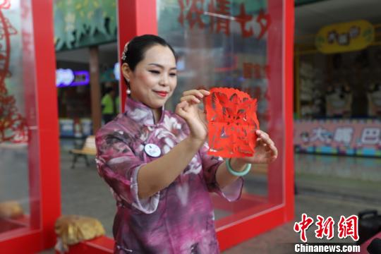 饶宝莲展示自己的剪纸作品 李星凯 摄
