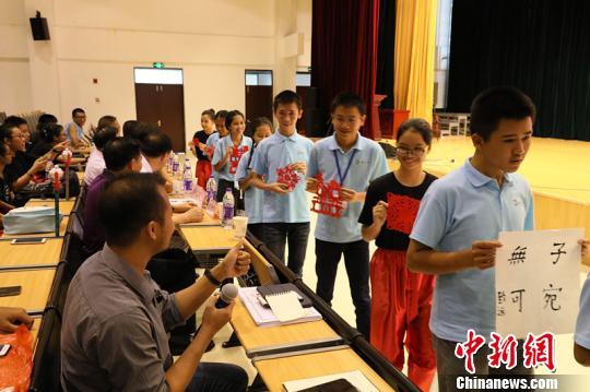 泰国华裔青少年营员展示在皖夏令营期间学习中国书法、中国剪纸技艺的成果。　毛坦厂中学东城校区供图 摄