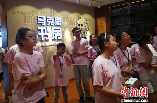 营员在太原市图书馆参观全国首个“马克思书房”。　杨杰英 摄