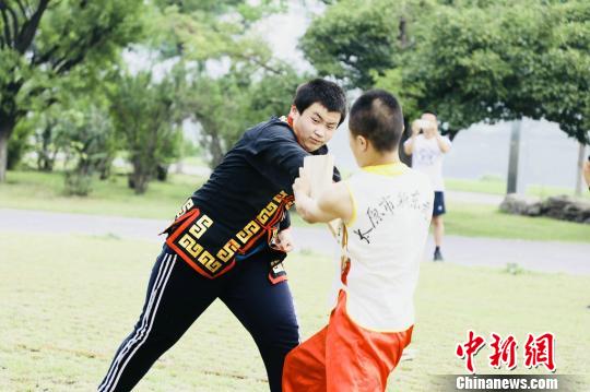 营员观看由新东武术馆学员进行的武术表演。　刘文奇　摄