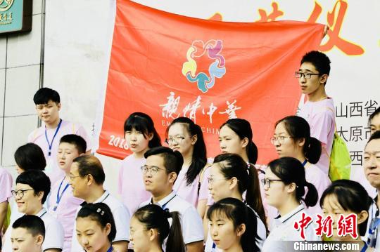 “亲情中华”夏令营是中国侨联近年来着力打造的文化交流品牌，目的在于推广海外华文教育，弘扬中华文化，增进海外华裔青少年对中华文化的了解，增强华裔学生的爱国情怀和家乡情结。　刘文奇　摄
