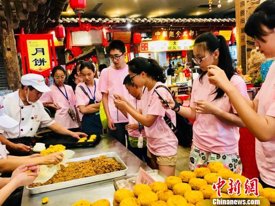 2018“亲情中华”夏令营山西太原营营员参观山西面食博物馆。　刘文奇　摄