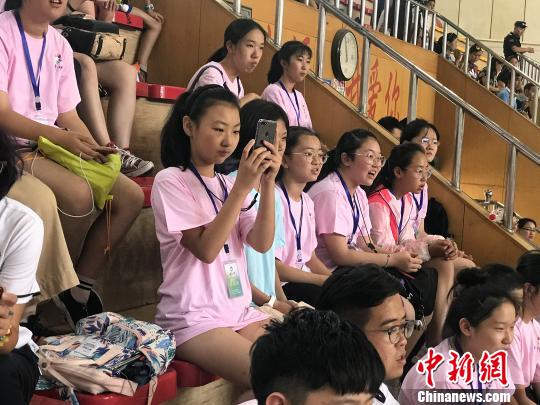 2018“亲情中华”夏令营山西太原营营员观看第十五届山西省运动会篮球比赛。　刘文奇　摄