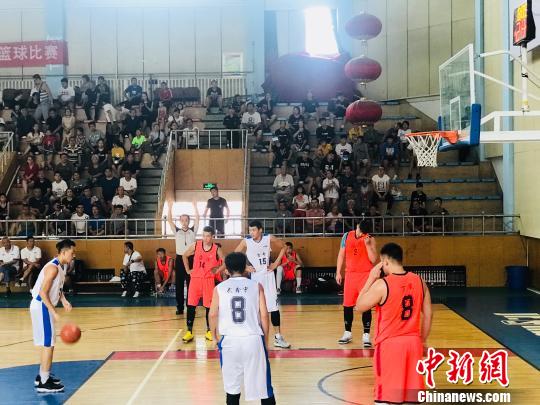 2018“亲情中华”夏令营山西太原营营员观看第十五届山西省运动会篮球比赛。　刘文奇　摄