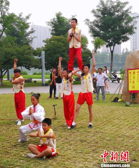 营员观看由新东武术馆学员进行的武术表演。　杨杰英　摄