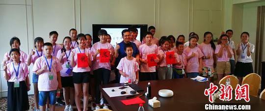 营员与华夏晋道国学院院长刘洪生合影留念。　杨杰英　摄
