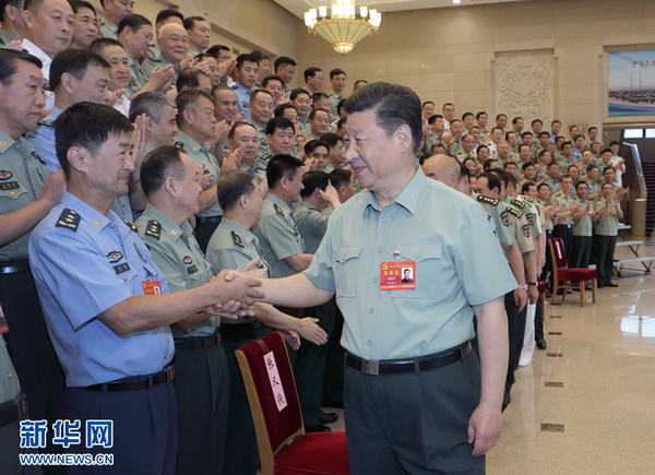 中央军委党的建设会议8月17日至19日在北京召开。中共中央总书记、国家主席、中央军委主席习近平出席会议并发表重要讲话。这是习近平亲切接见会议代表。 新华社记者李刚 摄 图片来源：新华网
