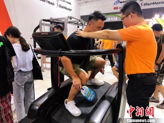 健身爱好者体验冲浪机。　王子涛 摄